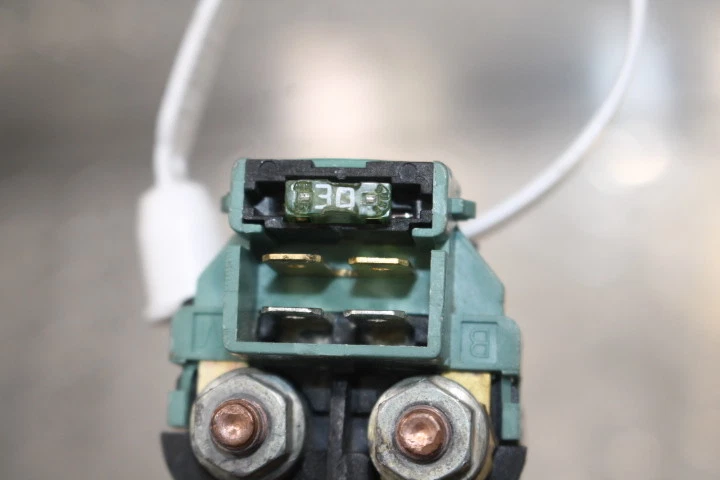 Suzuki GZ250 2000 relé de arranque del motor interruptor del motor de arranque Foto 2 de 4