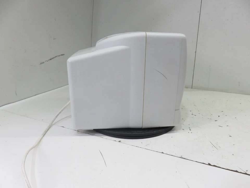 RCA E09310WH CRT 9" TV - No Remote - Image 4 of 4