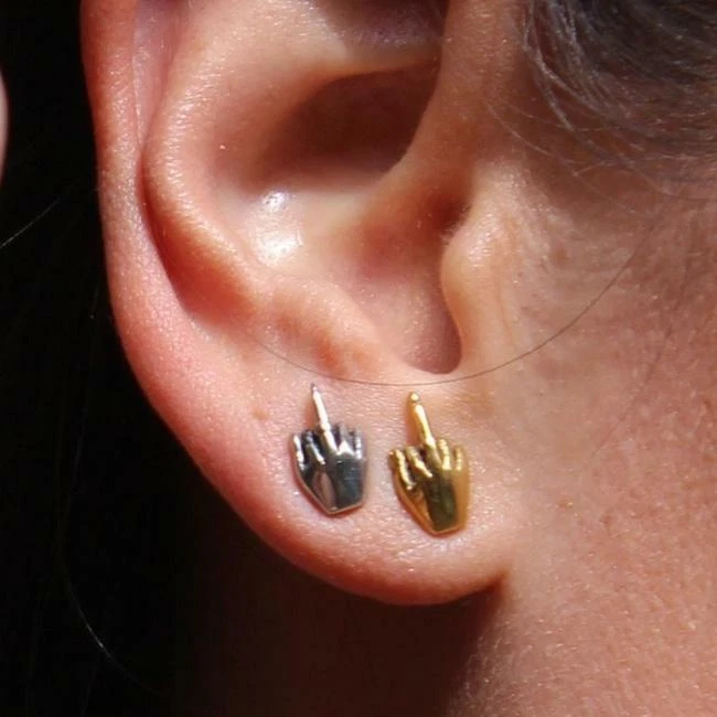 Brincos Han Cholo folheados a prata ou ouro FU dedo médio poste NOVO - Imagem 2 de 2