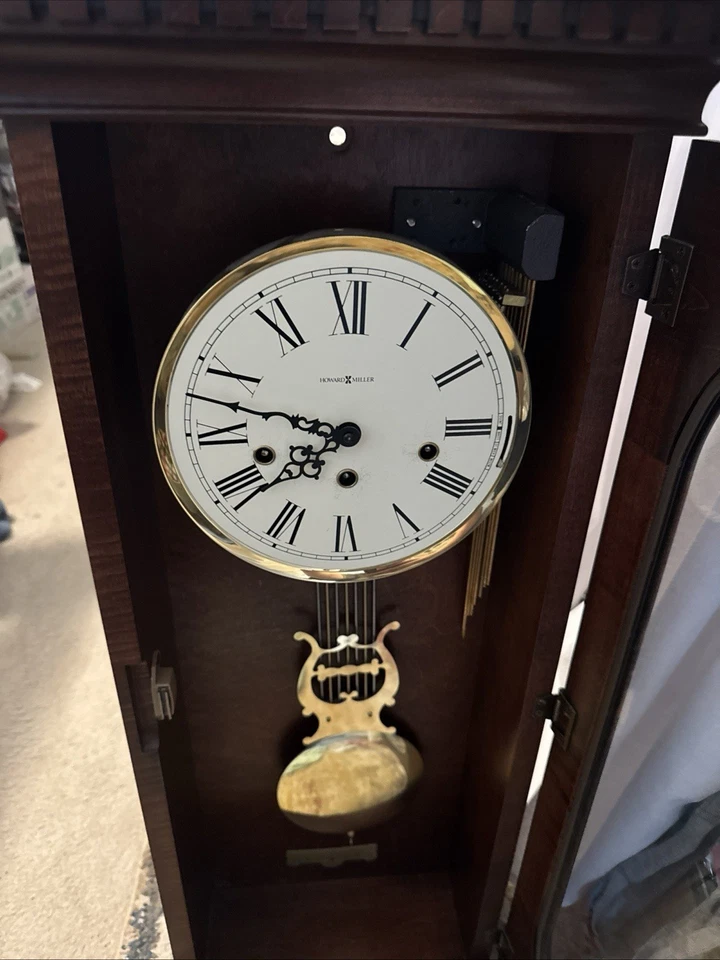 Reloj abuelo colgante de pared Howard Miller Foto 2 de 4