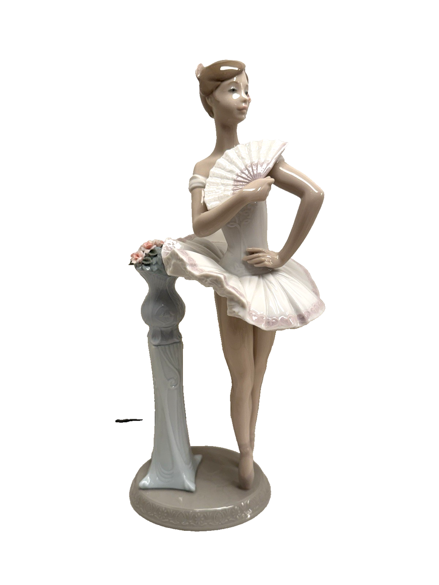 Lladro #6371 En Pointe Ballerina Next to Pedestal Flower Vase