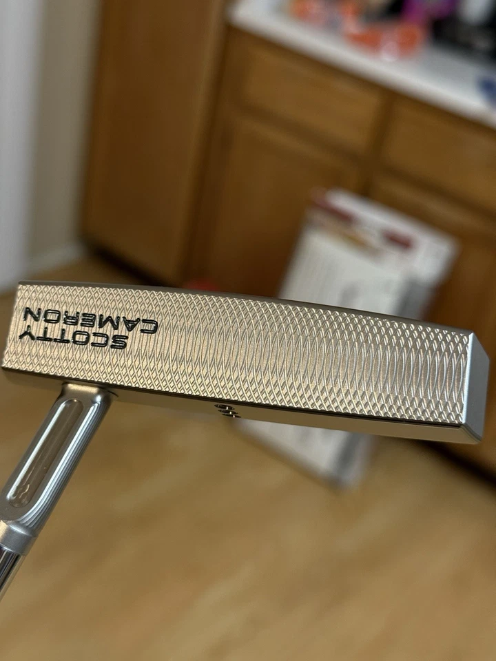 Putter Scotty Cameron Phantom 5.5 35" para diestros con cubierta Foto 2 de 4