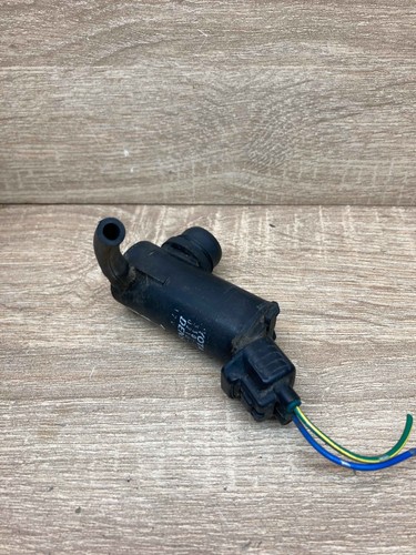 85330 33020 060210 386 Denso Toyota WINDSCREEN HEADLIGHT WASHER PUMP With Plug - Picture 2 of 7