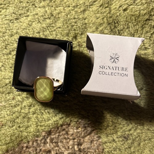 AVON Glänzende Sterne Ring Faux grüner Stein in Goldton Größe 10