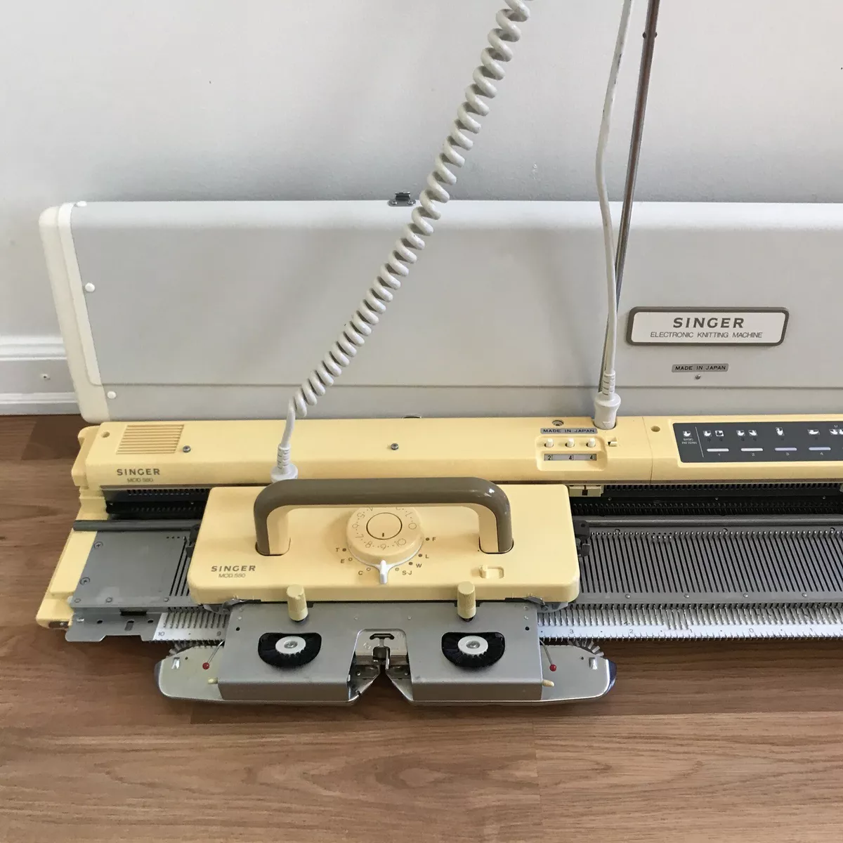 Singer Knitting Machine SK580 Electronic 4.5mm Gauge with White