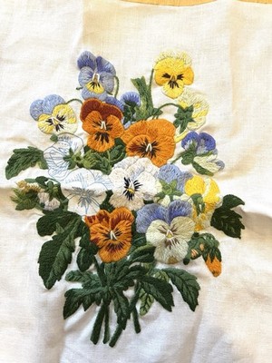 ERICA WILSON  #7685 Columbia MINERVA Corp 1977 EMBROIDERED PANSIES 19 x 13