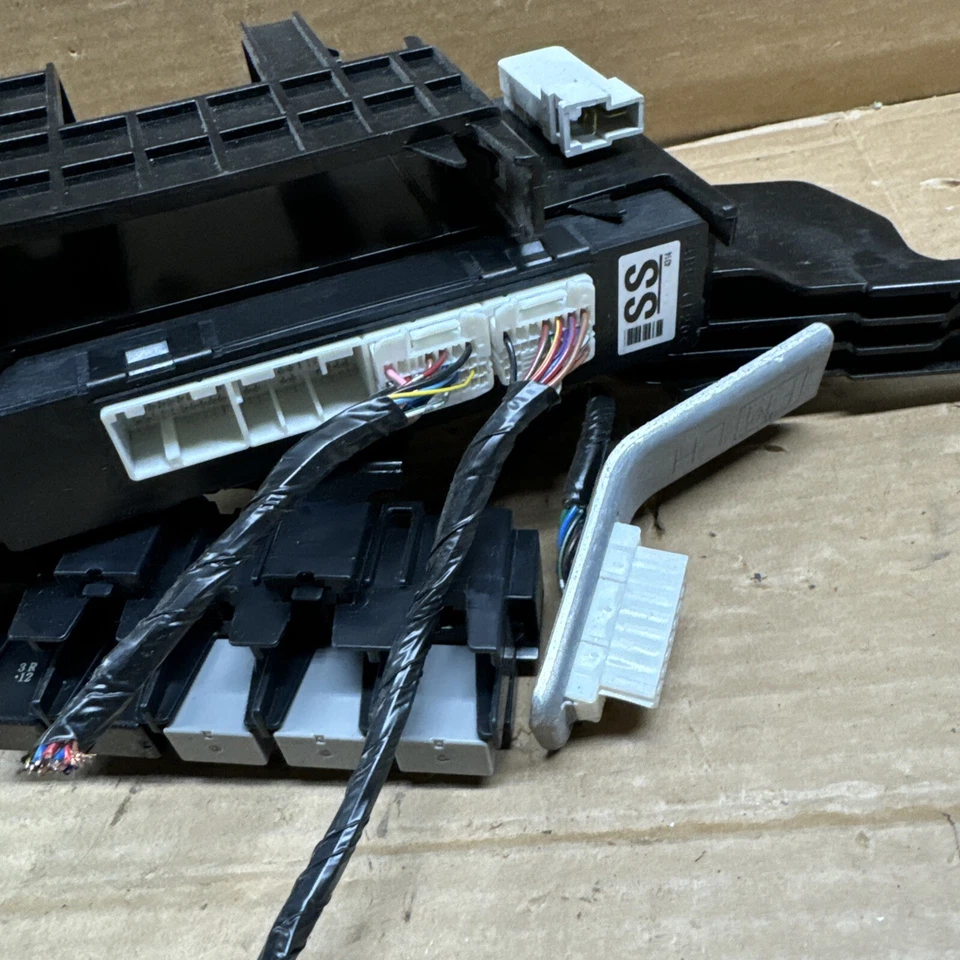 Módulo de control informático multifunción 2015 OEM Subaru Forester 2,5 L 88281SG520 Foto 3 de 4