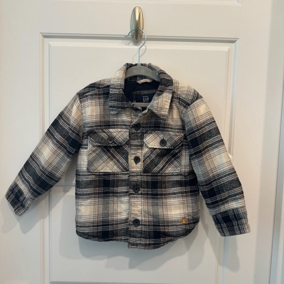 Chaqueta de franela a cuadros Baby Gap 2T | Abrigo forrado para niños pequeños negro crema Foto 2 de 4