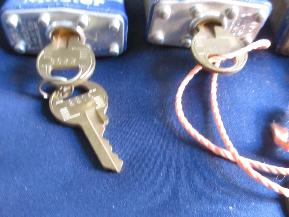 Lot of 4 Master Lock  Padlock Three #1"s and One #3 Short Shackle w/ Keys - Image 4 of 4