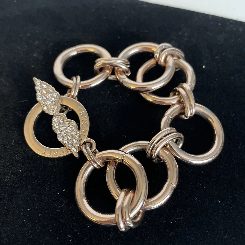 Brazalete Victoria Secret tono oro rosa estrás ala de ángel con cierre de palanca Foto 2 de 3