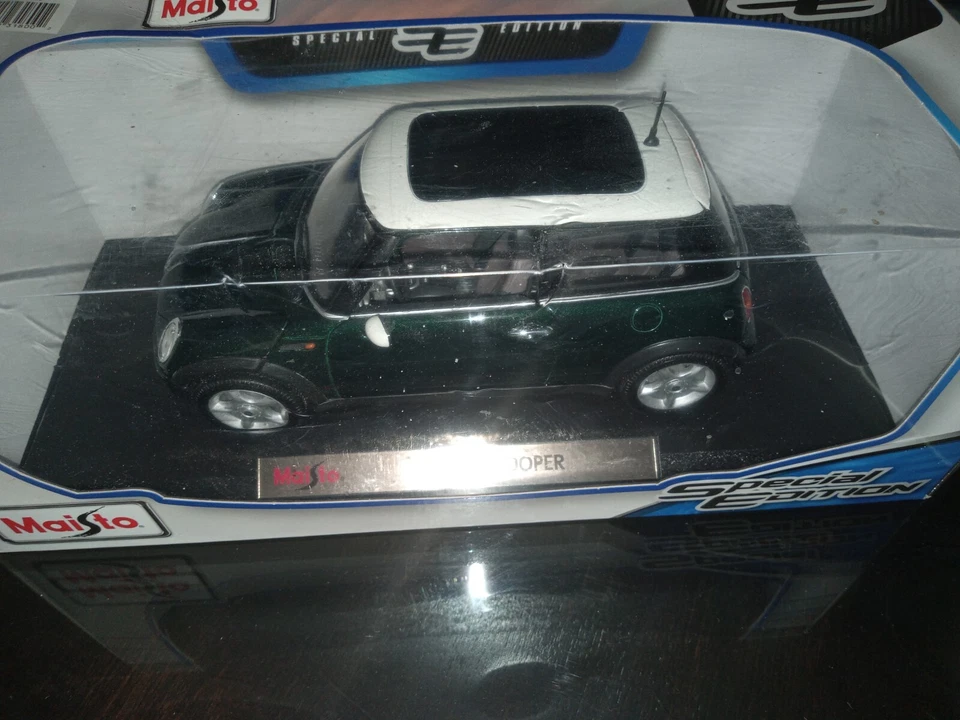 LOTE de dos Mini Cooper Green & Beetle (1955) Die Cast MAISTO Modelo Escala 1:18 Foto 4 de 4