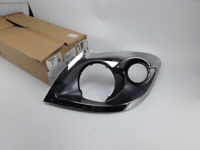 GENUINE INTERNATIONAL NAVISTAR 2589889C1 BEZEL HEAD LIGHT LEFT LH  