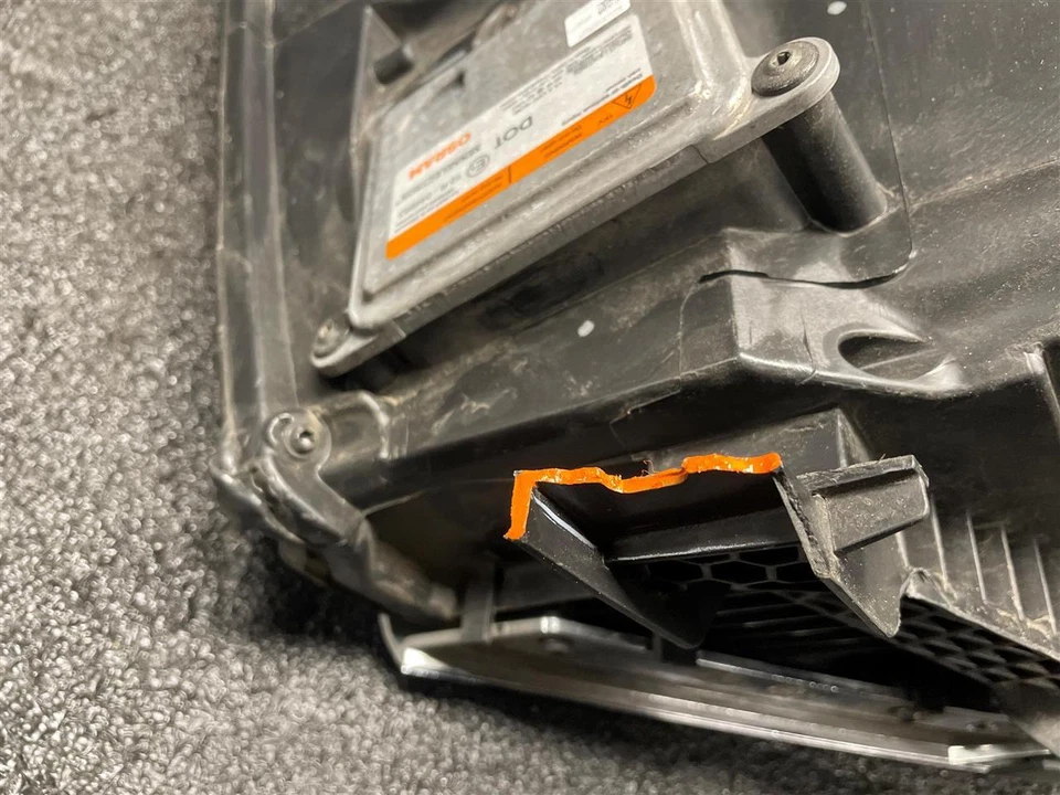 Used Left Headlight Assembly fits: 2015 Chevrolet Suburban 1500 w/HID opt T4F w/ Foto 2 de 4