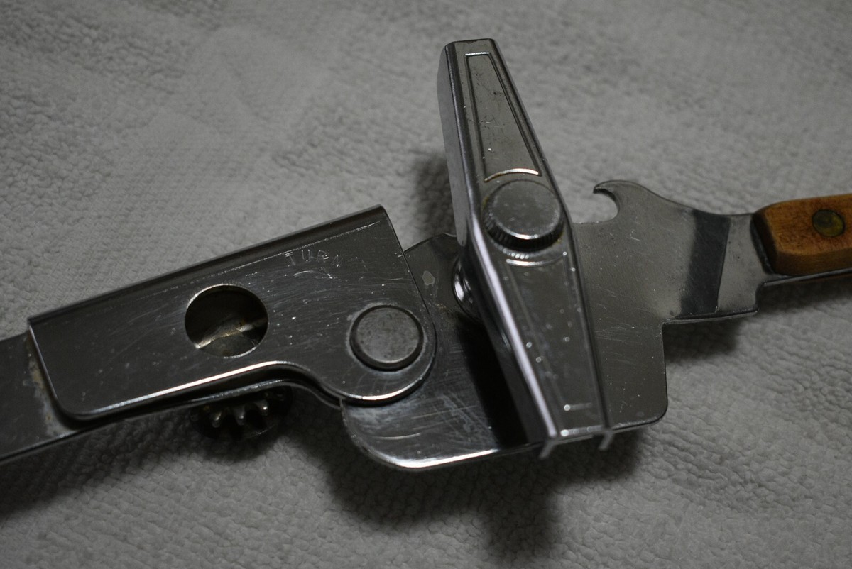 Vintage SWING-A-WAY Swing Away Manual Can Opener w Bottle Opener