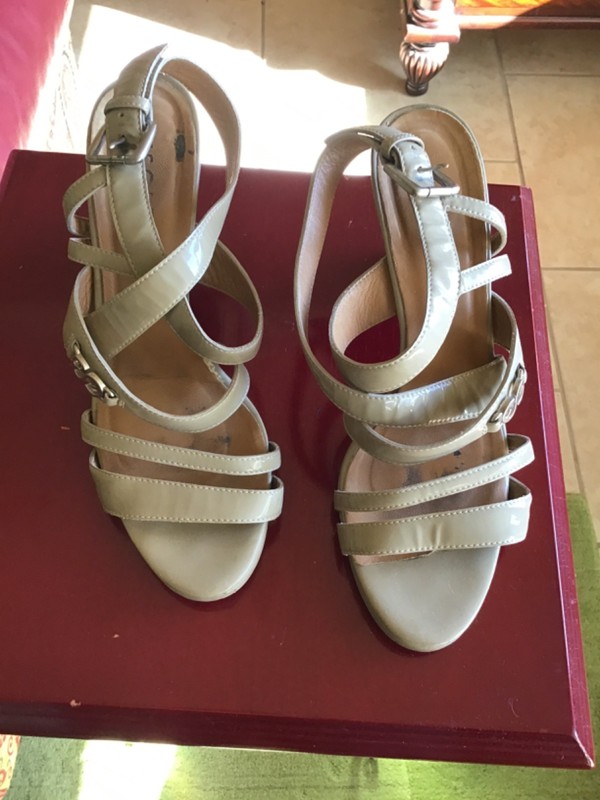 escada sandal sz 9 good condition block heel taupe patent leather