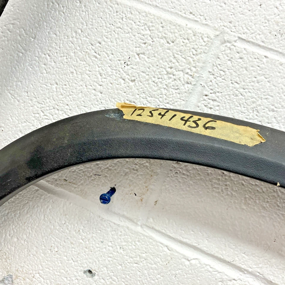 New OEM LH/RH Wheel Well Trim Set 12541435/12541436 1999-02 Chevy C/K1500 (SR27) - Image 3 of 4