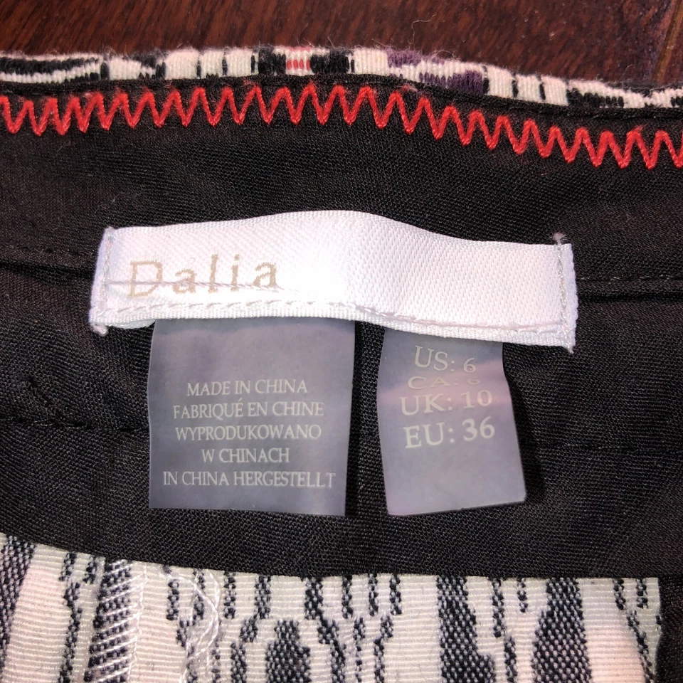 DALIA  Tribal/Abstract Print Shorts Color(s) White Black  Textured/Medium Sz 6 - Image 3 of 4