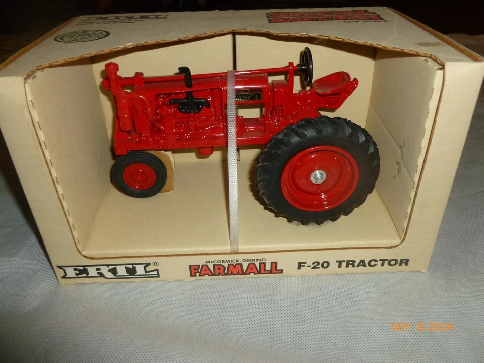 NEW Ertl McCormick Deering Farmall F-20 1/16 diecast farm tractor replica NRFB - Image 3 of 4