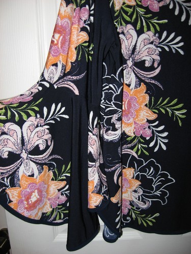 CoCo Bianco,Tunic, Black Floral,Dramatic 3/4 Bell Sleeve,Scoop Neck, Knit ,XL - Picture 3 of 8