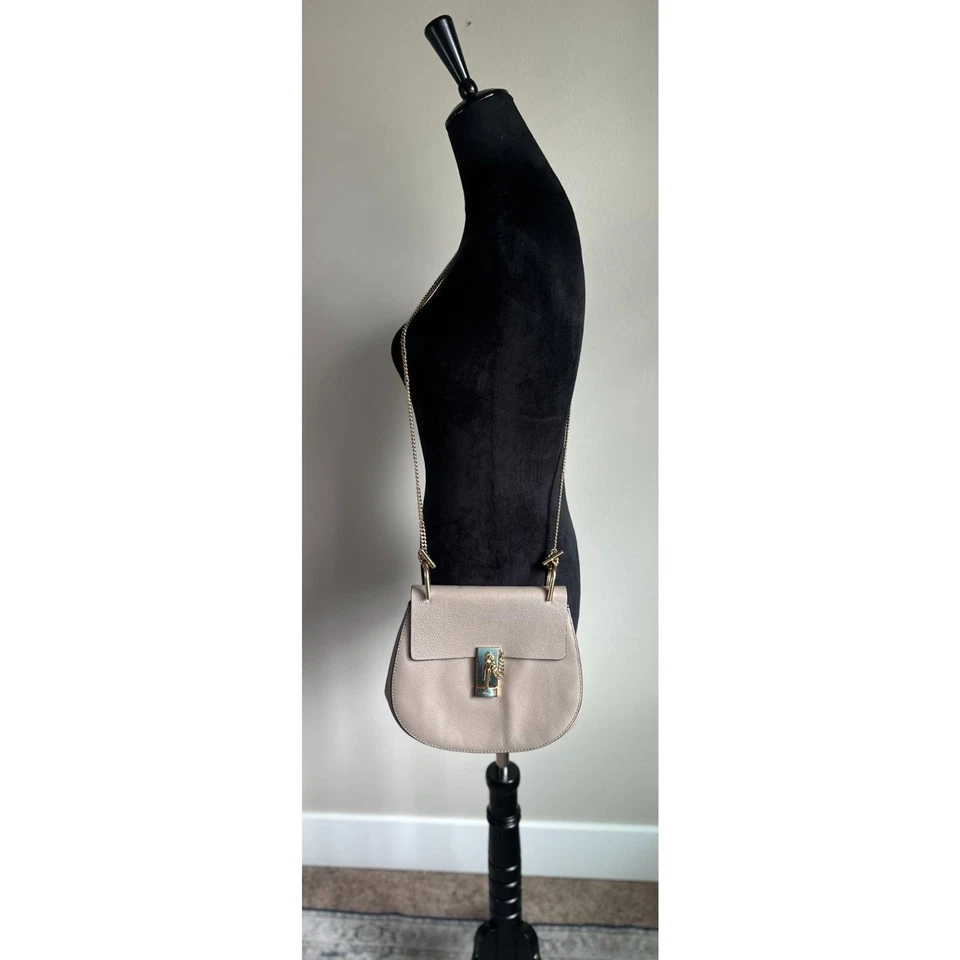 Женская седельная сумка CHLOE модель Drew серая шагреневая кожа средний ремень цепочка через плечо - Изображение 3 из 4