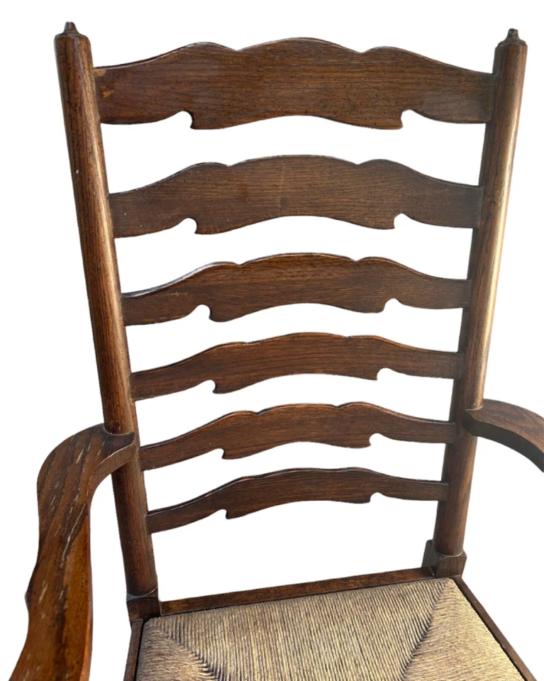 Silla con respaldo de escalera asiento Rush tejido de madera de roble con brazos principios de América de la década de 1920 Foto 2 de 4