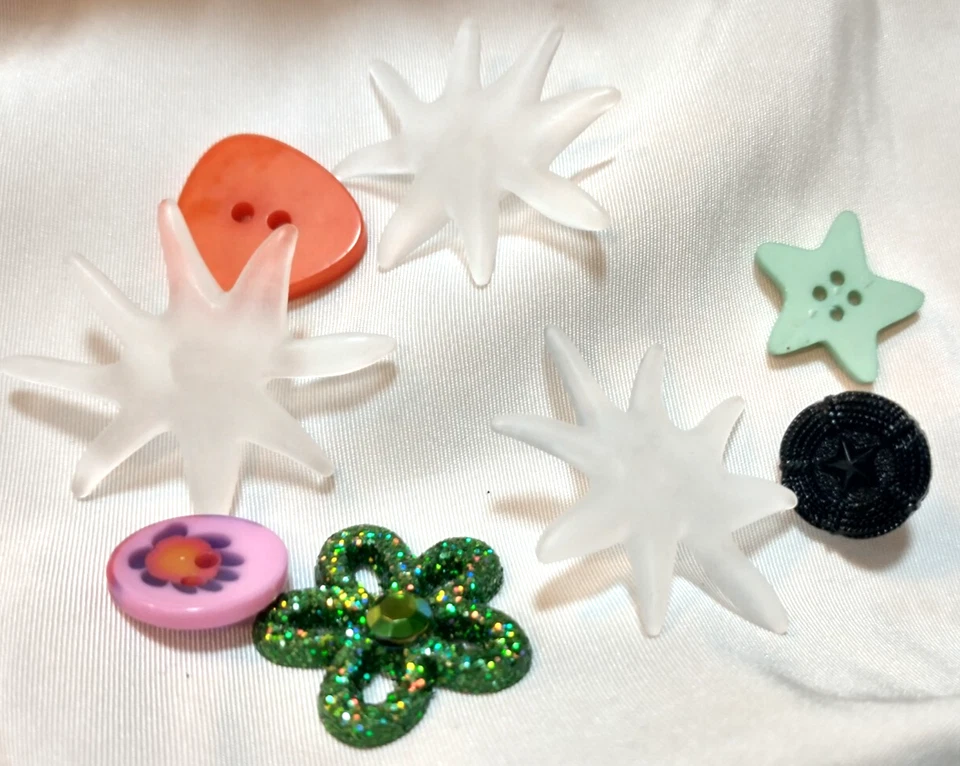 8 Novelty Plastic Buttons 5 Stars, 2 Flowers & an Orange Pick Shaped Buttons - Image 2 of 4