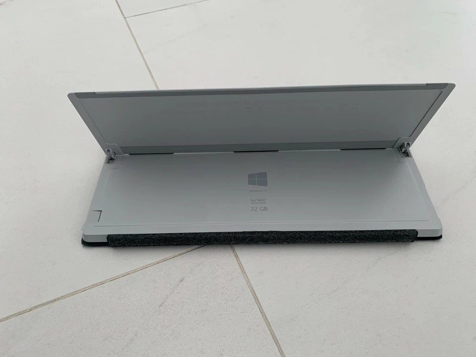 Microsoft Surface 2 32GB, Wi-Fi, 10.6in - Bundled, For Parts Only Sold As Is - Image 4 of 4