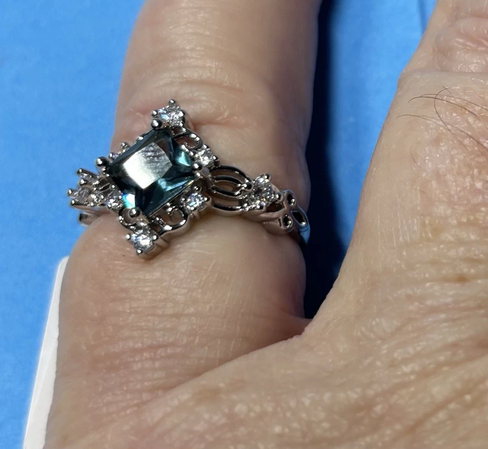 Светло-голубой сапфир в форме бриллианта кубический цирконий с акцентами размер 6–10 - Изображение 2 из 2