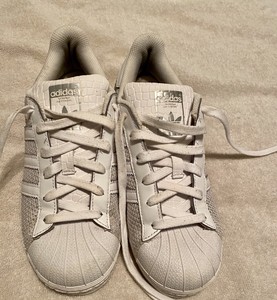 white adidas tennis shoes womens
