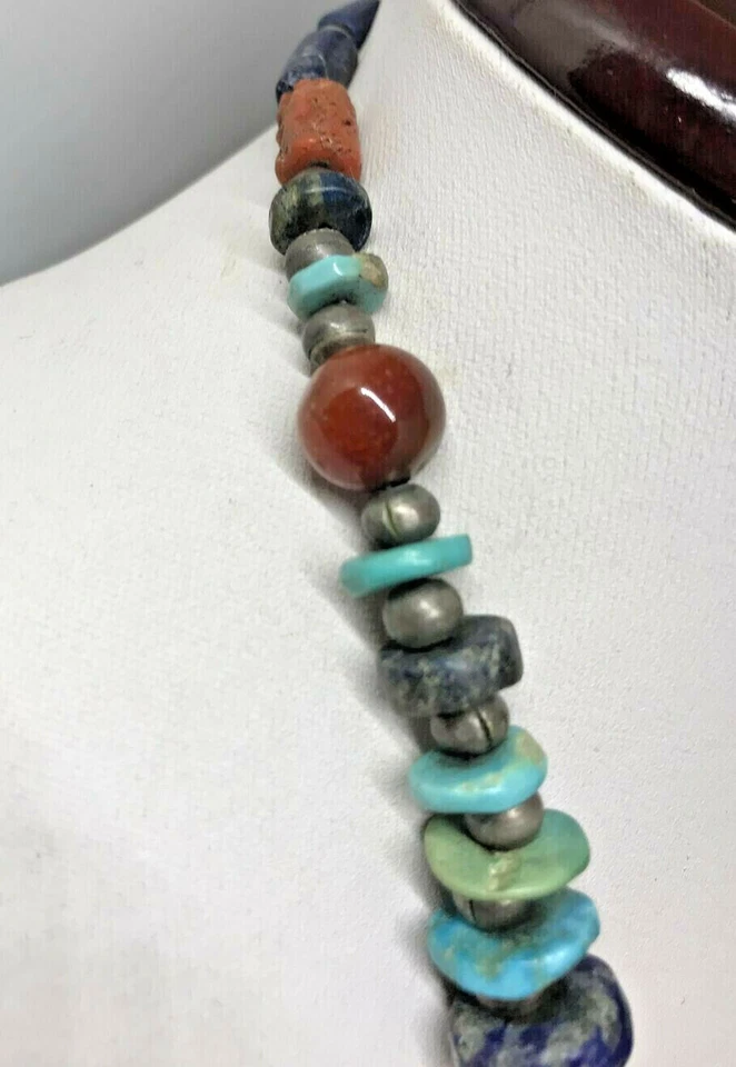 COLLANA ETNICA IN PIETRE DURE NATURALI TURCHESE E CORALLO CHIUSURA IN ARGENTO - Immagine 3 di 4