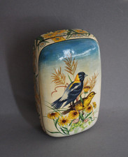Alte seltene rechteckige Lackdose handbemalt mit Vogelmotiven und Blumen