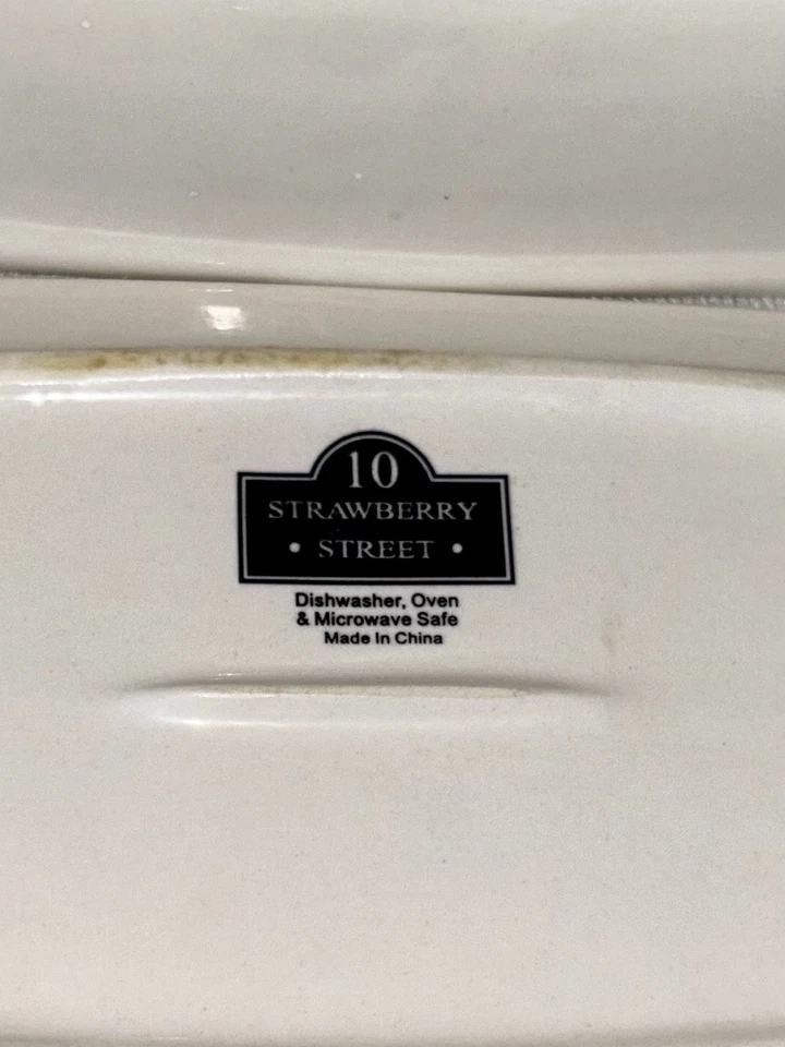 Plato de mantequilla 10 Strawberry Street clásico cubierto blanco  Foto 3 de 4