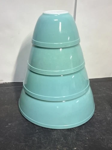 Vintage Pyrex Robin’s Egg Turquoise Blue Set of 4 Nesting Mixing Bowls