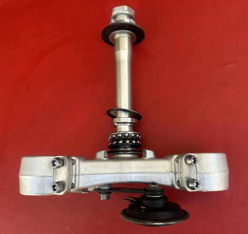 Triumph Daytona 675 2009 2010 2011 OEM abrazadera de árbol triple inferior recta T2044130 Foto 2 de 4