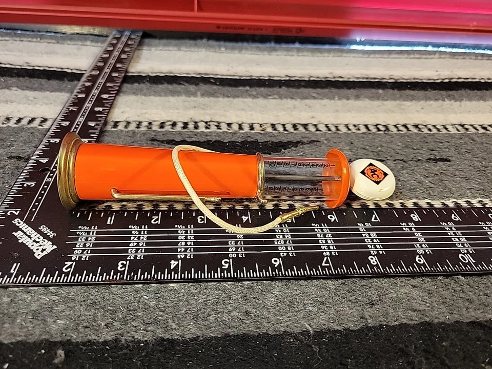 Allis Chalmers Gas Pump 1/12 Scale - Image 4 of 4