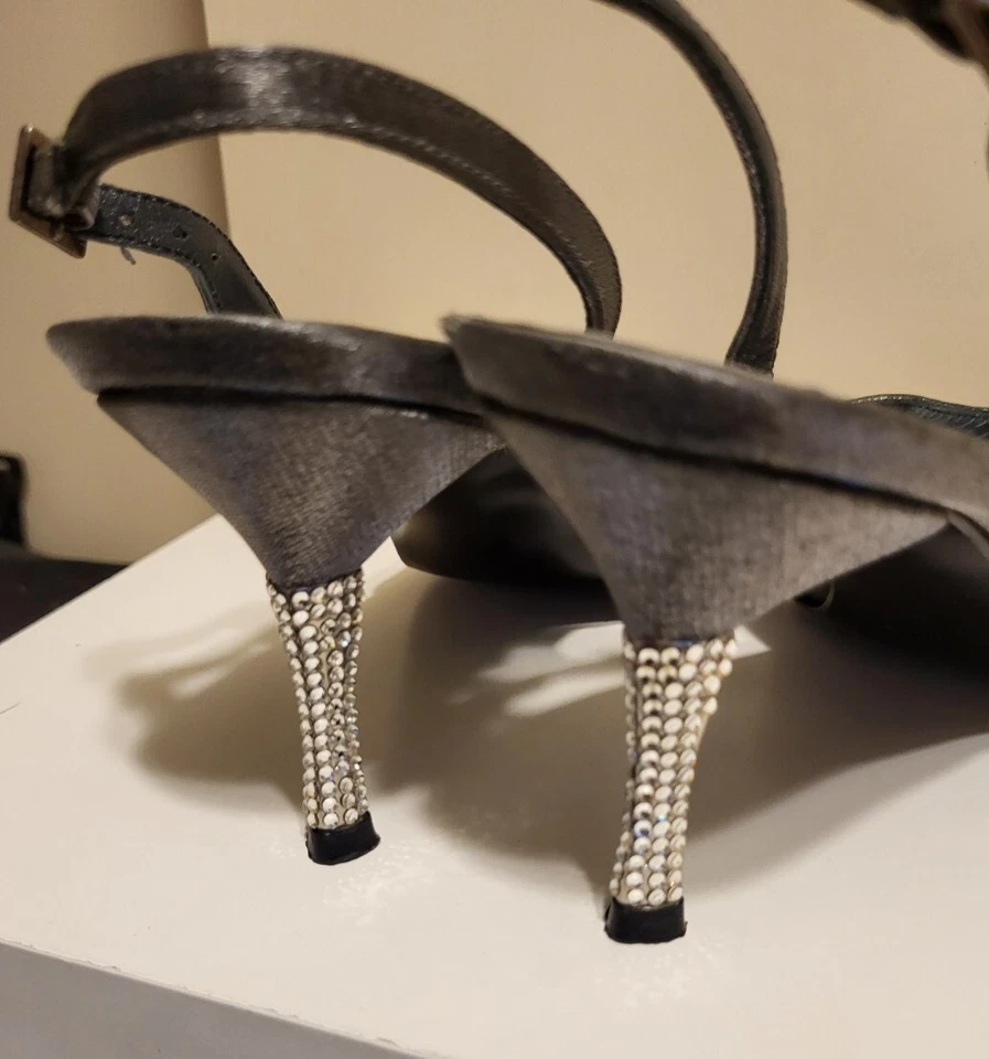 Zapatos de salón Stuart Weitzman de seda peltre con tacones de cristal de Swarovski talla 7 Ret $345 usados en excelente estado Foto 4 de 4