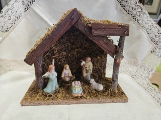 Vintage Nativity With Wood Backdrop Stable 5 Ceramic Figures No Damage
