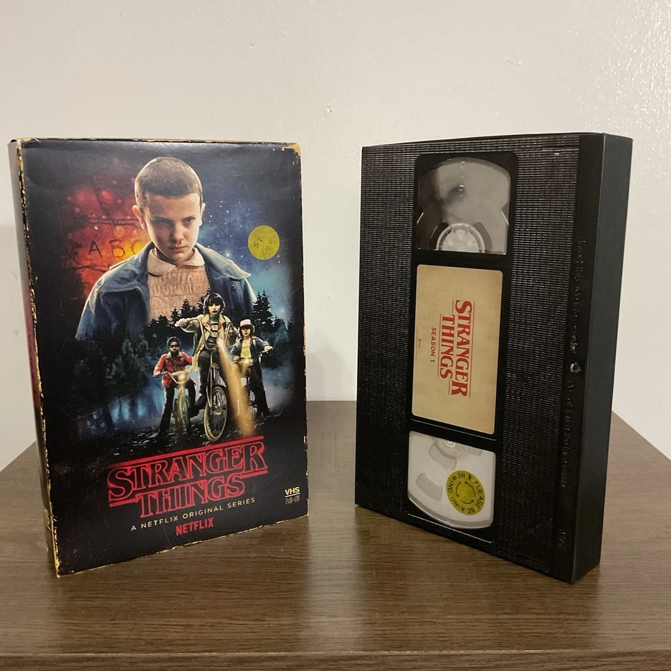 Stranger Things Season 1 Collectors Edition Retro VHS Box DVD Set Foto 4 de 4