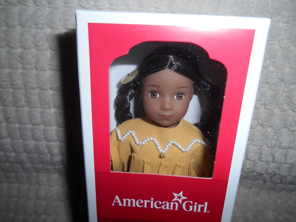 MINI MUÑECA Y MINI LIBRO AMERICAN GIRL KAYA 6.5" ¡NUEVO EN CAJA! Foto 2 de 4