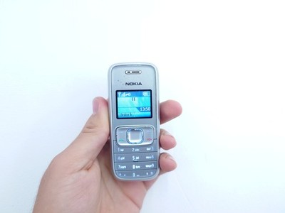 Nokia 1209 RH-105 silber (entsperrt) Handy Simple Basic Klassiker Retro