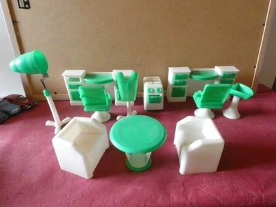 ANCIEN BEL ENSEMBLE DE MOBILIER DE POUPEES SALON DE COIFFURE EN PLASTIQUE 1970 - Photo 1/4