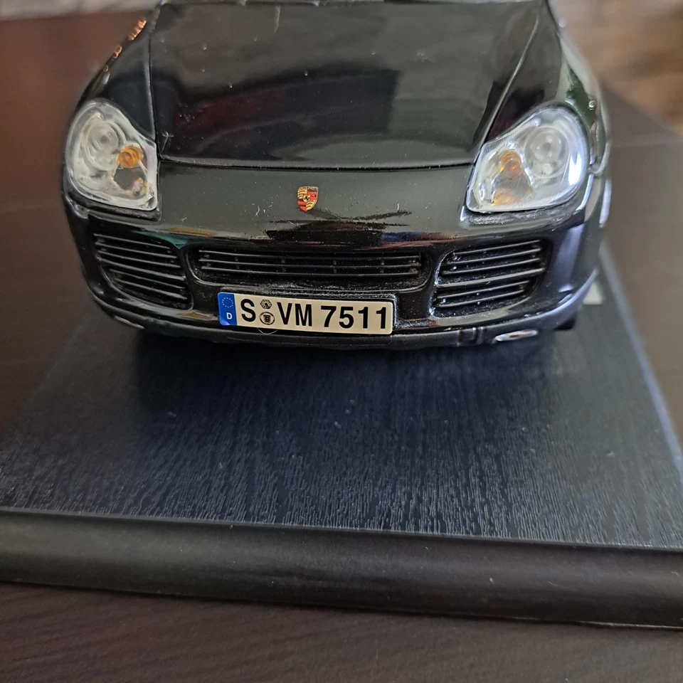 Camión negro coleccionable Porsche Maisto Cayenne Turbo en su caja original Foto 3 de 4