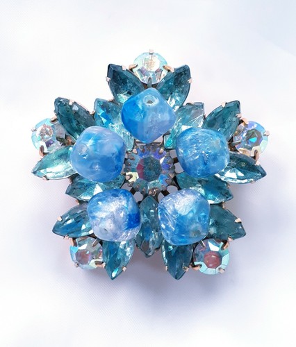 Vintage blue rhinestones brooch