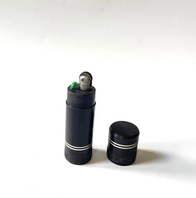 Altes Benzinfeuerzeug schwarz eloxiertes Aluminium fast neu und funktionsfähig - Bild 1 von 4