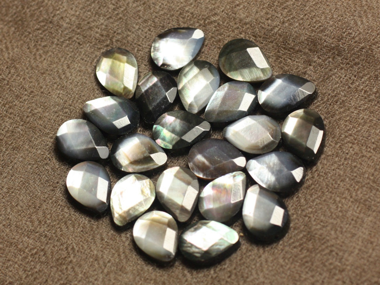 Perles Coquillage Nacre noire Gouttes Facettées, créez des bijoux chargés d'histoire