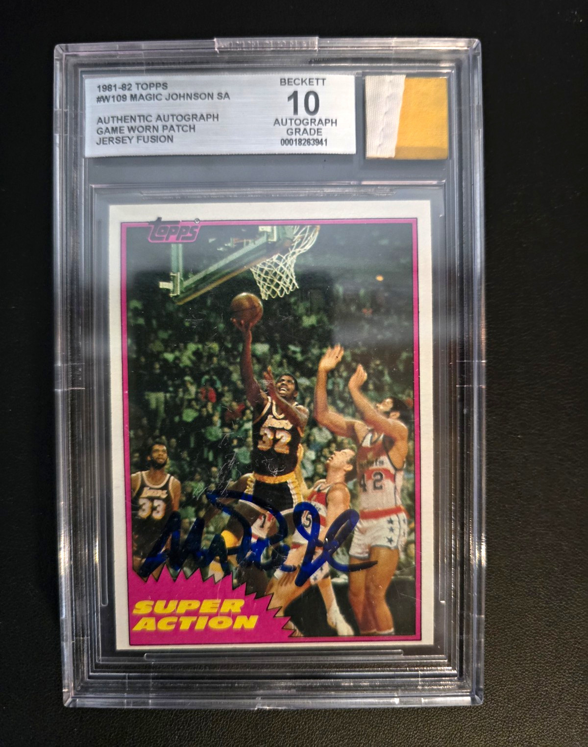 Topps 1981-82 Magic Johnson Super Action #109 Jersey Fusion Auto Patch BAS