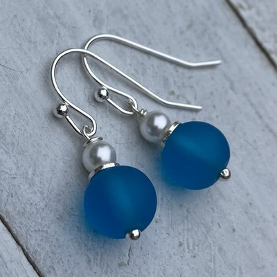 Min Favorit Deep Sea Blue Sea Glass, White Freshwater Pearl & Silver Pl Earrings