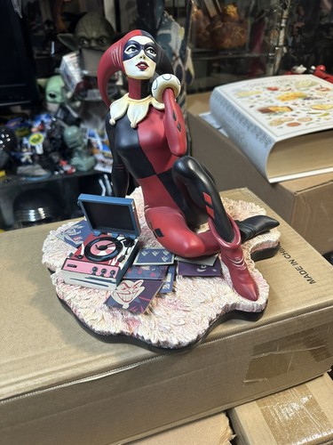 Harley Quinn "Waiting for My J Man" Statue Mondo Exclusive