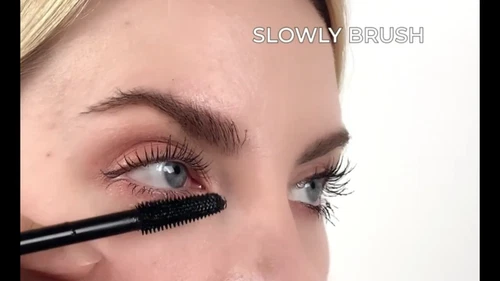Mascara noir volume fibre waterproof 4D - Vídeo 1 de 1