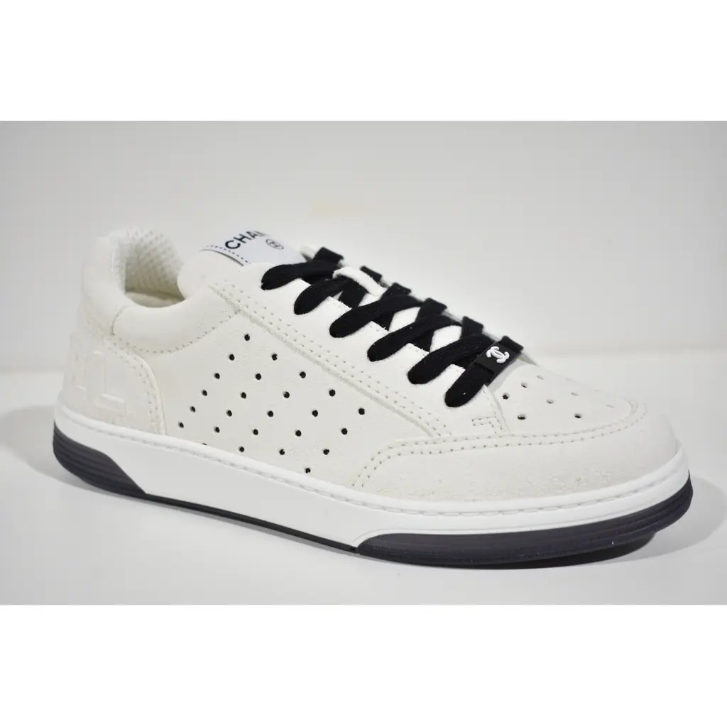 週末セール中　CHANEL フラットシューズ ホワイト・ブラック Chanel 22A White Black Suede CC Flat Lace Up Tie Runner Trainer